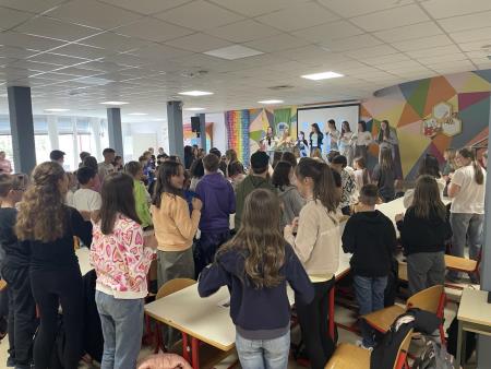 Popestrimo si dan s pesmijo in plesom